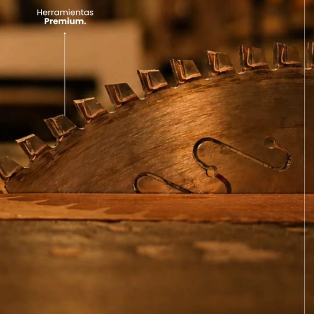 Sierra circular y herramientas en el taller de MARCO, con madera maciza en primer plano